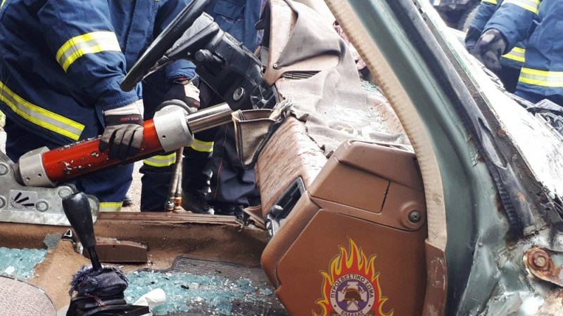 Σοβαρό τροχαίο στα Σπάτα – Απεγκλωβίστηκαν δύο άτομα χωρίς τις αισθήσεις τους