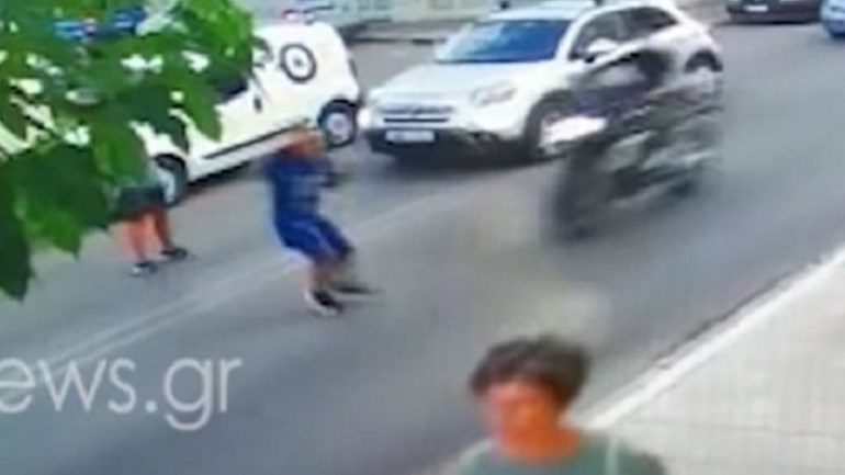 Σοκαριστικό βίντεο: Η στιγμή που μηχανή χτυπάει 10χρονο στα Χανιά