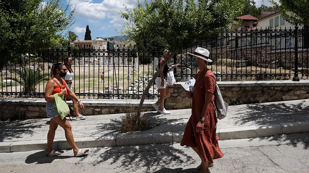 Κορονοϊός: Μεταλλάξεις και ανοίγματα επιβραδύνουν την αποκλιμάκωση της πανδημίας – Τι πρέπει να προσέξουμε