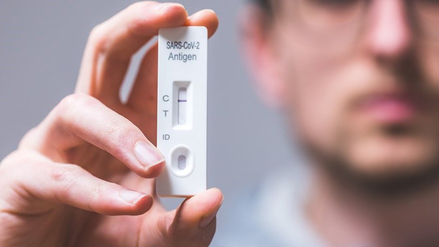 Τέλος η απαγόρευση κυκλοφορίας – Τι αλλάζει στα self test εργαζομένων