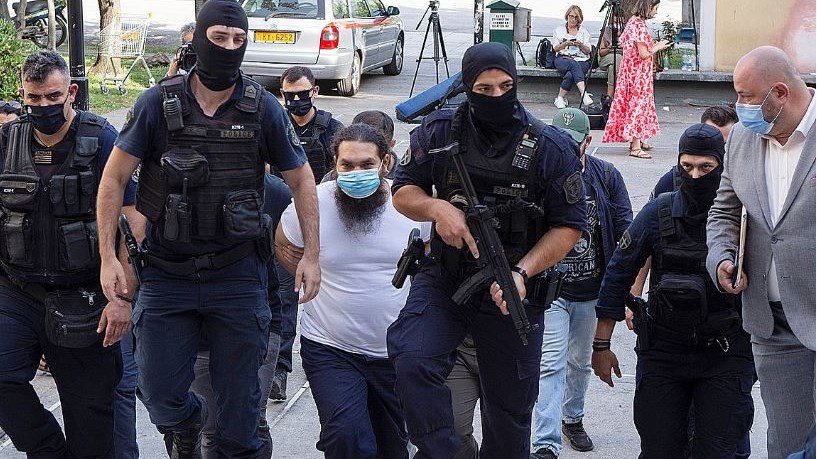 Επίθεση με βιτριόλι: Συγκλονιστικές μαρτυρίες για τον ιερέα – “Δεν είναι τρελός, είναι επαγγελματίας απατεώνας”