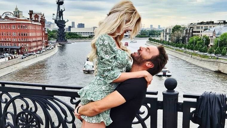 Στράτος Τζώρτζογλου – Σοφία Μαριόλα: «Ποτέ δεν σκεφτήκαμε τον χωρισμό, μπορεί ο καθένας να γράφει ό,τι θέλει»