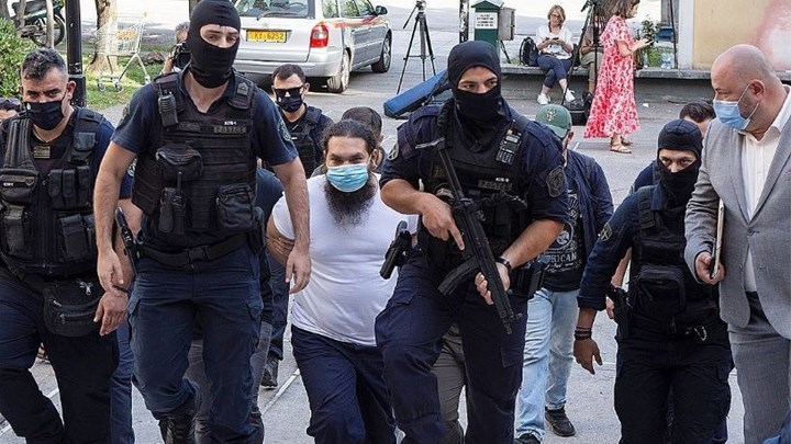 Επίθεση στη Μονή Πετράκη: Προθεσμία για να απολογηθεί έλαβε ο ιερέας – Τι δήλωσε