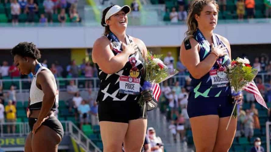 Σάλος με Αμερικανίδα σφυροβόλο: Γύρισε την πλάτη της στη σημαία – Τι απάντησε