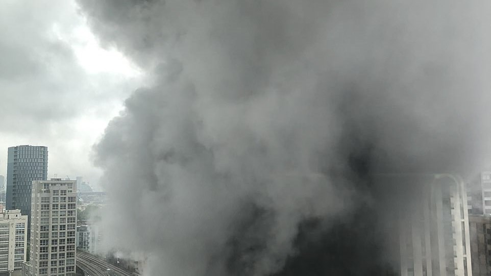 Συναγερμός στο Λονδίνο: Μεγάλη φωτιά κοντά σε σταθμό μετρό – Οι πρώτες εικόνες