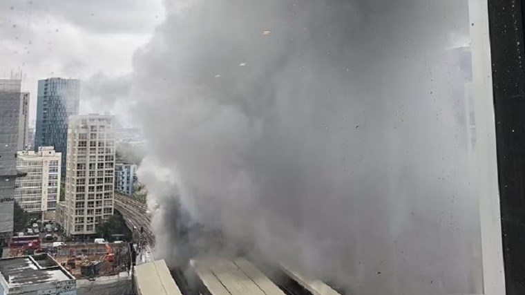 Λονδίνο: Μεγάλη επιχείρηση από την Πυροσβεστική για τη φωτιά κοντά σε σταθμό μετρό