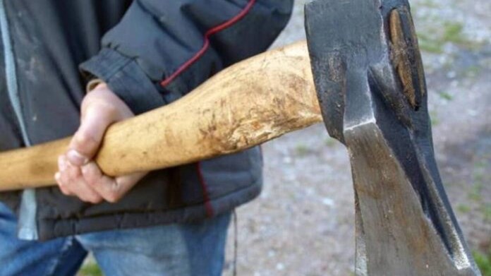 Τρόμος στον Βόλο: Κυκλοφορούσε ημίγυμνος, κρατούσε τσεκούρι και απειλούσε