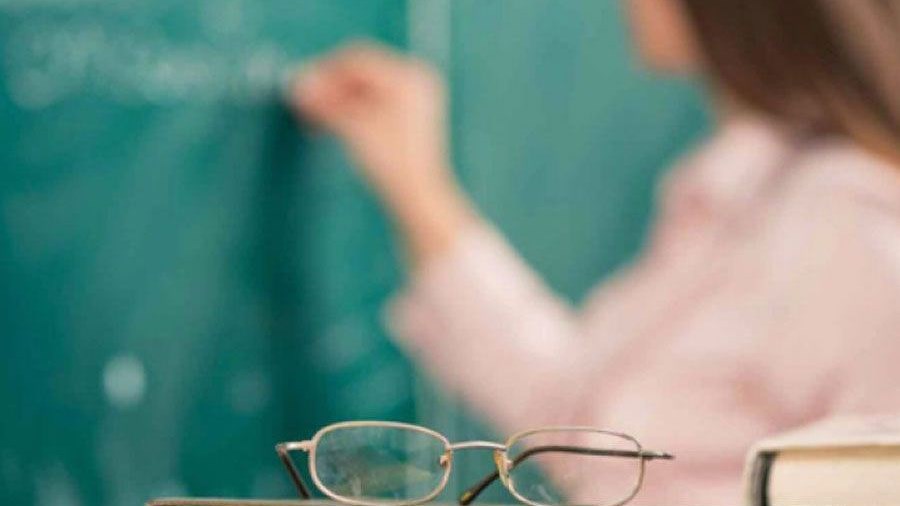 Ηράκλειο: Χειροπέδες σε δασκάλα επειδή δεν φορούσε μάσκα – Οδηγείται στον Εισαγγελέα