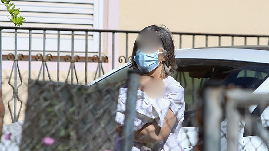 Γλυκά Νερά: Η μητέρα και ο αδελφός του συζυγοκτόνου παραδίδουν τη μικρή Λυδία στην οικογένεια της Καρολάιν