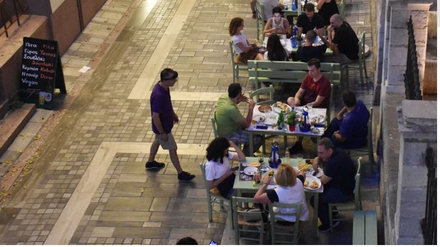 Διευκολύνσεις σε εμβολιασμένους: Αμιγείς και μεικτοί χώροι διασκέδασης – Πώς θα λειτουργήσουν