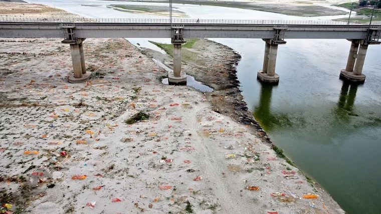Φρίκη στην Ινδία: Οι μουσώνες ξέθαψαν τους νεκρούς του κορονοϊού – Πτώματα επιπλέουν στον Γάγγη