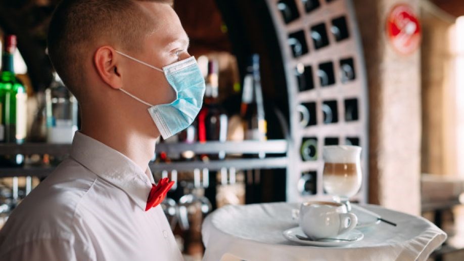 Εστίαση – Αναστάτωση στους επιχειρηματίες: Δεν μπορούμε να κάνουμε τους αστυνομικούς