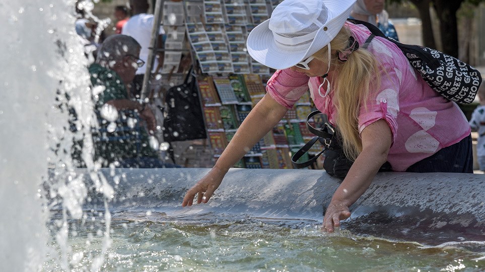 Πώς θα προστατευθείτε από τον καύσωνα – Τι πρέπει να προσέξουν οι ευπαθείς ομάδες