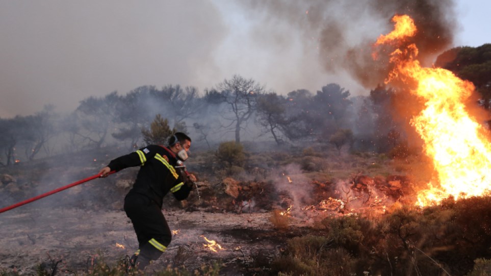 Υπό μερικό έλεγχο η φωτιά στην περιοχή Κυπαρίσσια της Μεγαλόπολης