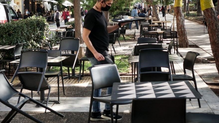 Πώς θα μπαίνουν εμβολιασμένοι και ανεμβολίαστοι στα μαγαζιά και τι ισχύει για τους τουρίστες – 20 ερωτήσεις και απαντήσεις