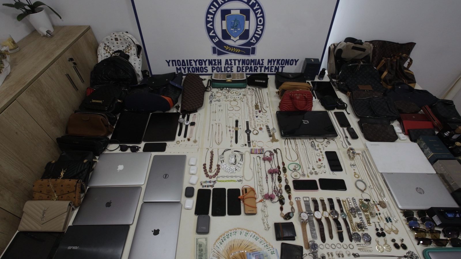 Εξαρθρώθηκε σπείρα διαρρηκτών στη Μύκονο – Είχαν “ξαφρίσει” 39 βίλες – ΦΩΤΟ