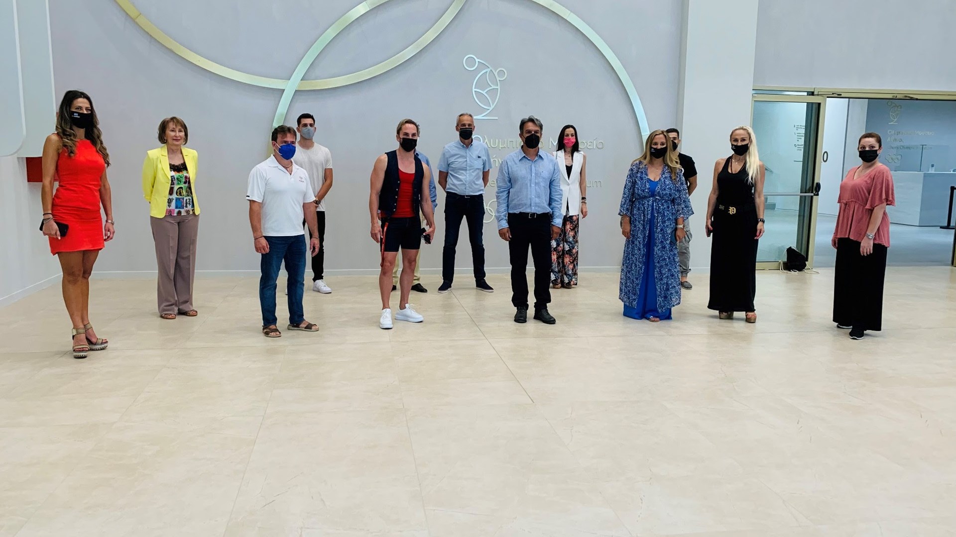 Ολυμπιονίκες της ελληνικής Γυμναστικής ξεναγήθηκαν στο Ολυμπιακό Μουσείο Αθήνας, μαζί με τη Ντέμι Μουρ και τη Ράμερ Γουίλις