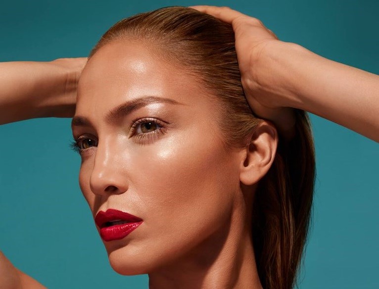 Η Jennifer Lopez φόρεσε το πιο glam bikini top και φωτογραφήθηκε μπροστά στον ωκεανό