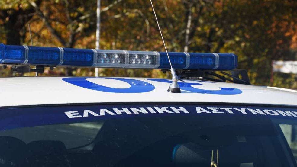 Χειροπέδες σε αστυνομικό για εμπλοκή σε κύκλωμα ναρκωτικών