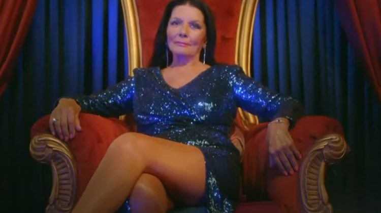 Η Ζωζώ Σαπουντζάκη επιστρέφει ως “βασίλισσα” και γίνεται viral