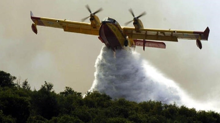Μάχη σε έξι πύρινα μέτωπα δίνουν οι πυροσβεστικές δυνάμεις