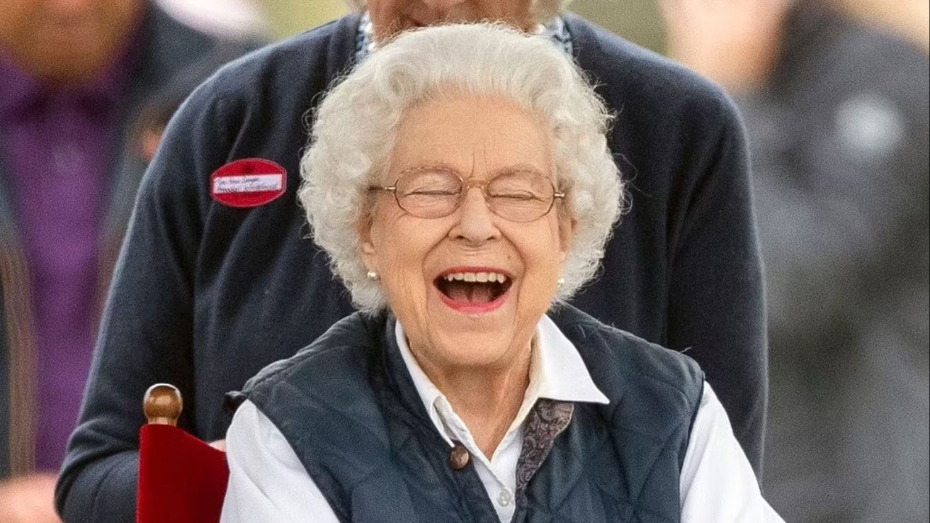 Βασίλισσα Ελισάβετ: Τι έφερε ξανά το χαμόγελο στα χείλη της