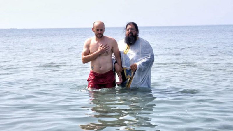 Βαπτίστηκε στη θάλασσα από τον πατέρα Βησσαρίωνα που έχασε την 14χρονη κόρη του – ΦΩΤΟ
