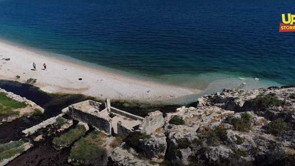 Αλμυρή Κορινθίας: Η άγνωστη παραλία με τη φυσική νεροτσουλήθρα – ΒΙΝΤΕΟ