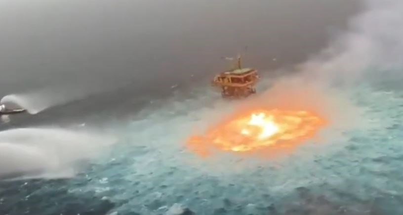 “Πύρινο μάτι” στην επιφάνεια του ωκεανού στο Μεξικό – Το ΒΙΝΤΕΟ που έγινε viral