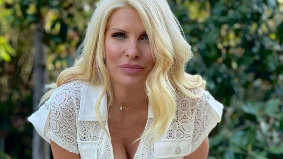 Στην Άνδρο η Ελένη Μενεγάκη – Ποζάρει με μπικίνι – ΦΩΤΟ