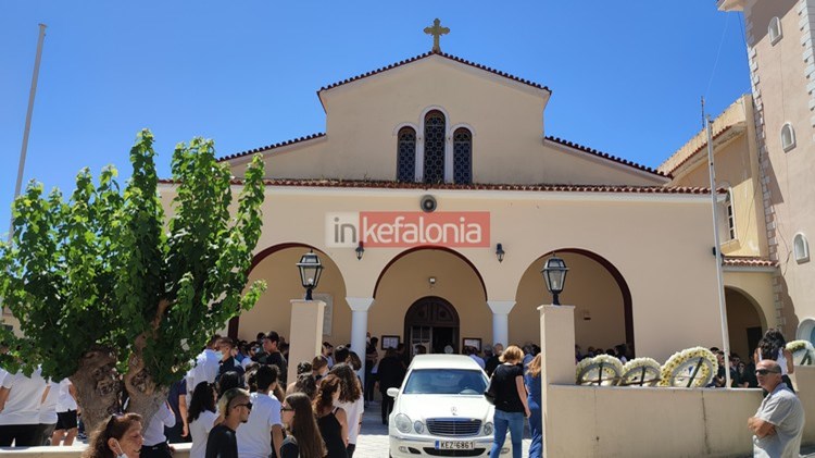 “Ράγισαν” καρδιές στην κηδεία της 16χρονης Ελευθερίας στην Κεφαλονιά