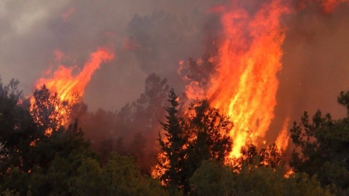 Μεγάλη φωτιά απειλεί κατοικημένη περιοχή στη Λεμεσό – Εκκενώνονται τουλάχιστον άλλα επτά χωριά