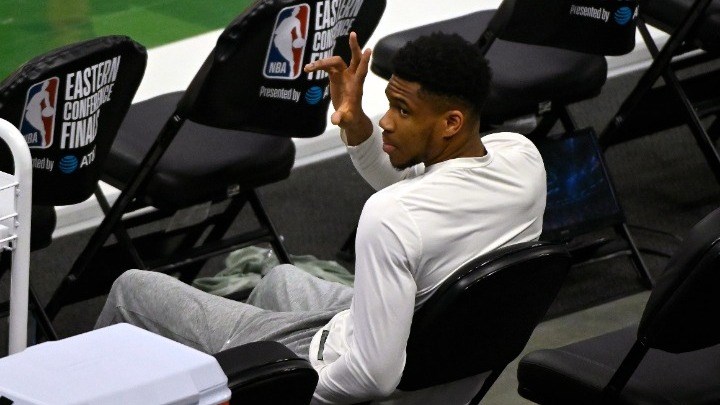 Απών και από το Game 6 με Χοκς ο Γιάννης Αντετοκούνμπο