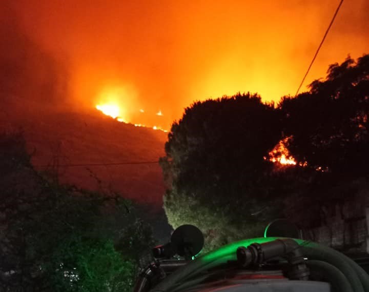 Ολονύχτια μάχη με τις φλόγες στην Κεφαλονιά – Εκκενώθηκαν κι άλλοι οικισμοί – ΦΩΤΟ αναγνώστη