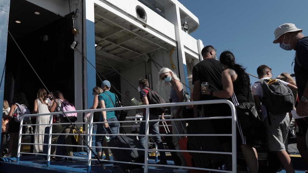 Τι αλλάζει από τη Δευτέρα σε μετακινήσεις και διασκέδαση – Πού χρειάζονται τεστ οι ανεμβολίαστοι