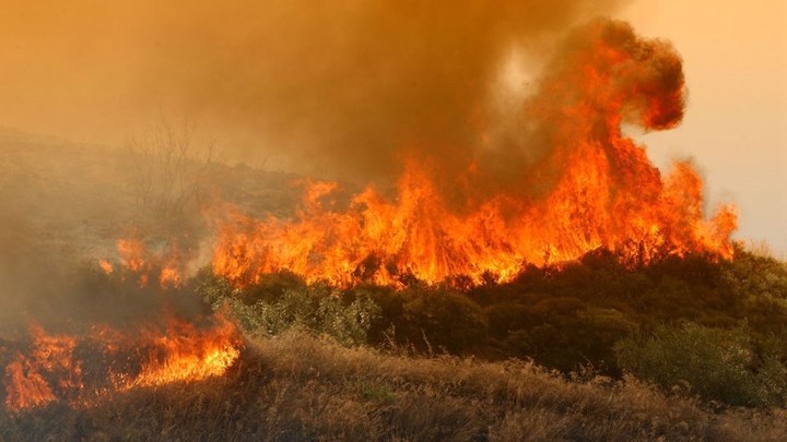Φωτιά ΤΩΡΑ στα Μέθανα – Εισήγηση για εκκένωση οικισμού