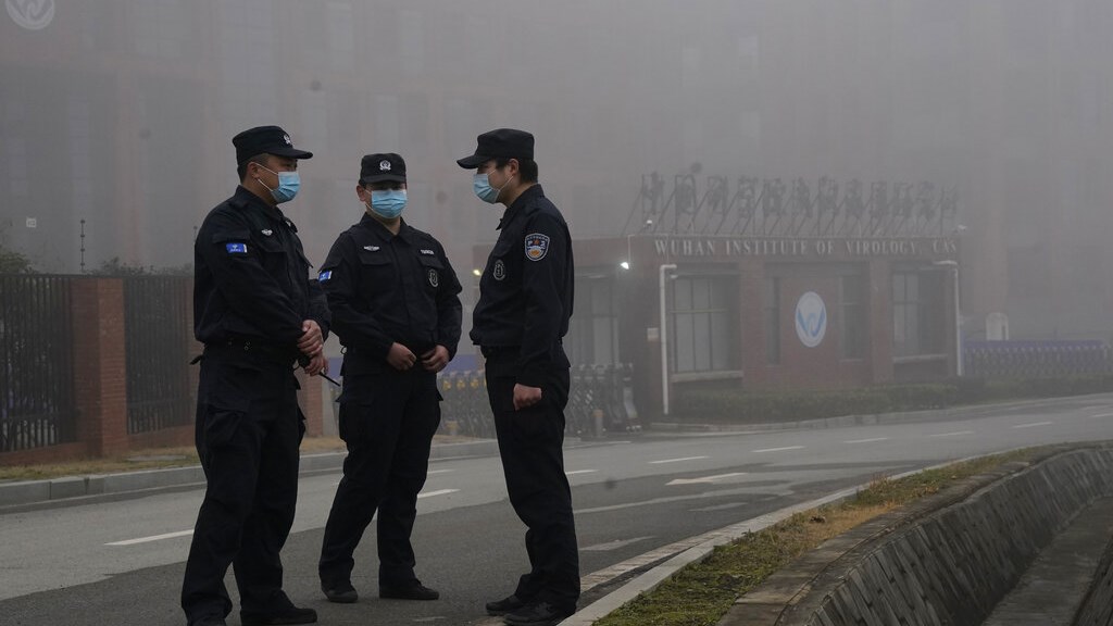 “Βόμβα” από τον ΠΟΥ: Επικίνδυνα και ανεξέλεγκτα τα πειράματα στη Γουχάν