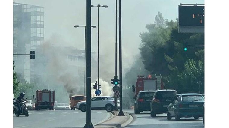 Φωτιά σε φορτηγάκι στη Μεσογείων – Κυκλοφοριακό χάος – ΦΩΤΟ