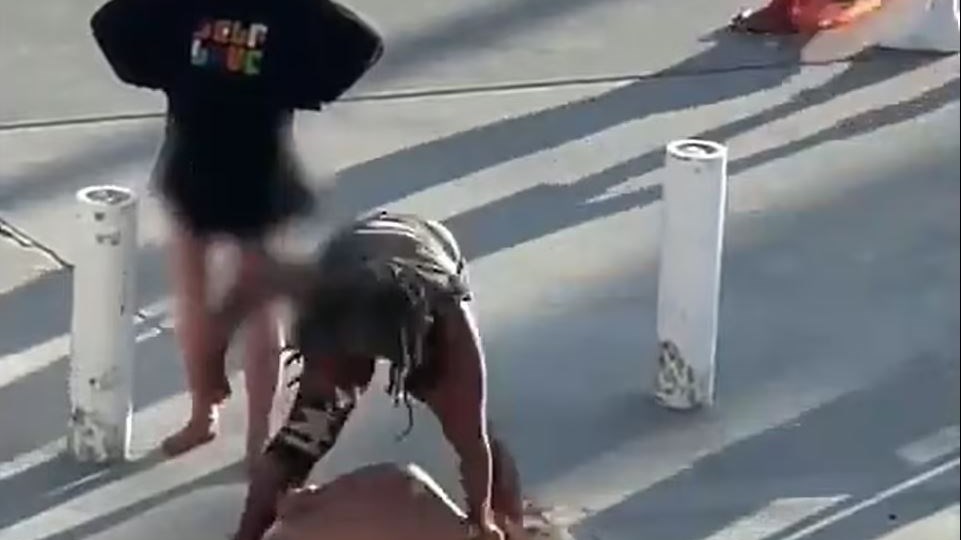 Κλωτσιές και μπουνιές σε άστεγο από δύο γυναίκες – Το ΒΙΝΤΕΟ που σοκάρει