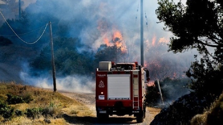 Έσβησαν οι φωτιές σε Πάρνηθα και Πεντέλη – Σε εξέλιξη η πυρκαγιά στο Μαρκόπουλο Ωρωπού