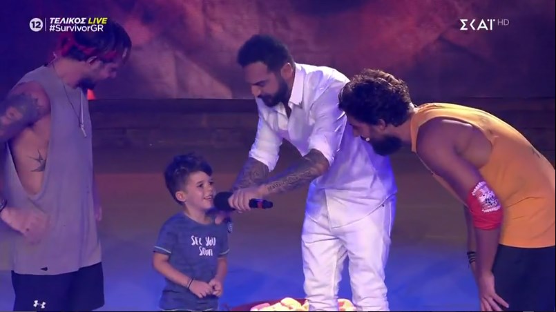 Η απίθανη στιγμή που ο γιος του Τριαντάφυλλου τραγουδάει το “Σπάω τα ρολόγια”