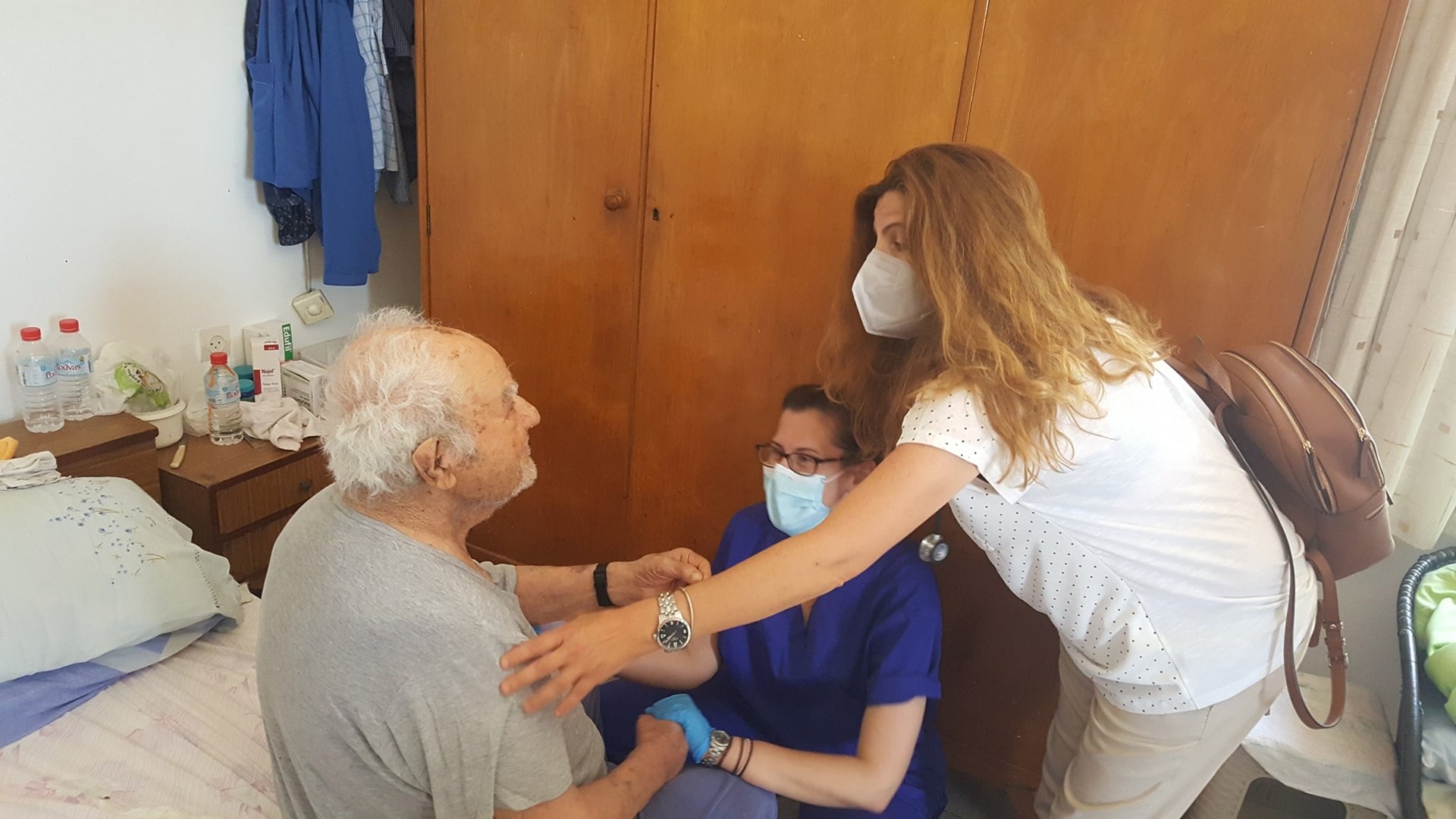 Οι πρώτοι κατ’ οίκον εμβολιασμοί σε Νίκαια και Κρήτη – ΦΩΤΟ