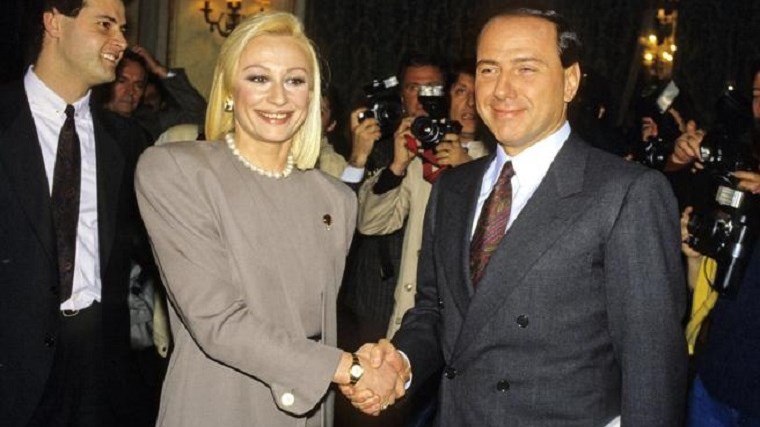 Όταν ο Σίλβιο Μπερλουσκόνι “πολιορκούσε” τη Ραφαέλα Καρά
