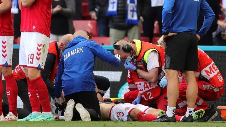 Η UEFA κάλεσε στον τελικό του Euro 2020 τον Έρικσεν και τους γιατρούς που τον έσωσαν