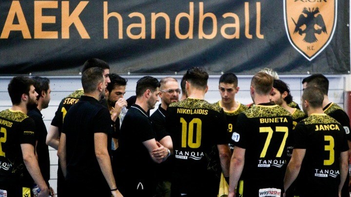 Πρωταθλήτρια η ΑΕΚ στο χάντμπολ – Νίκησε 35-32 τον ΠΑΟΚ και έκανε το τρεμπλ
