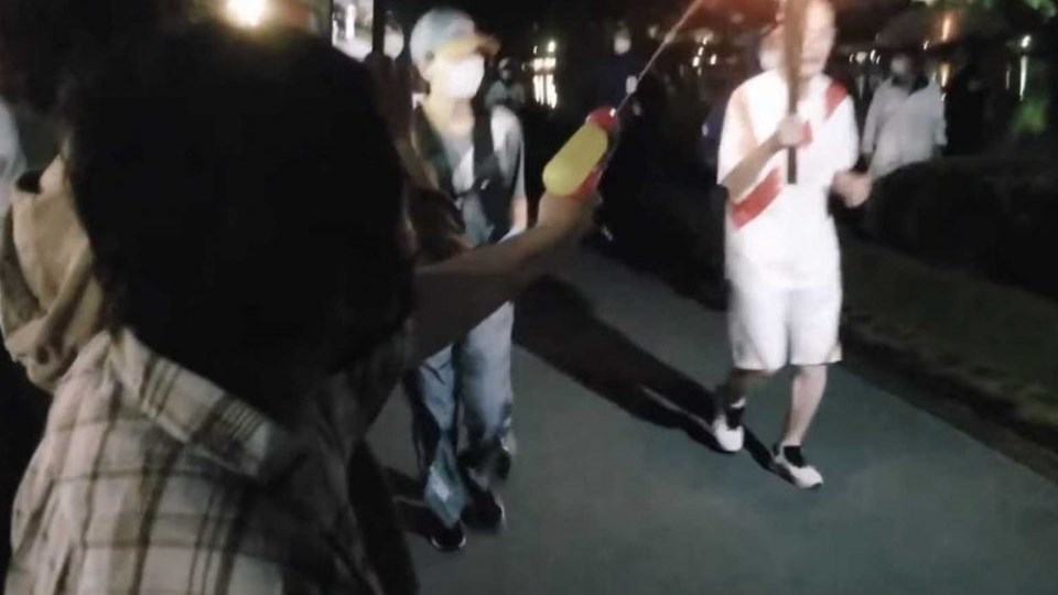 Γυναίκα προσπάθησε με… νεροπίστολο να σβήσει την Ολυμπιακή φλόγα – ΒΙΝΤΕΟ