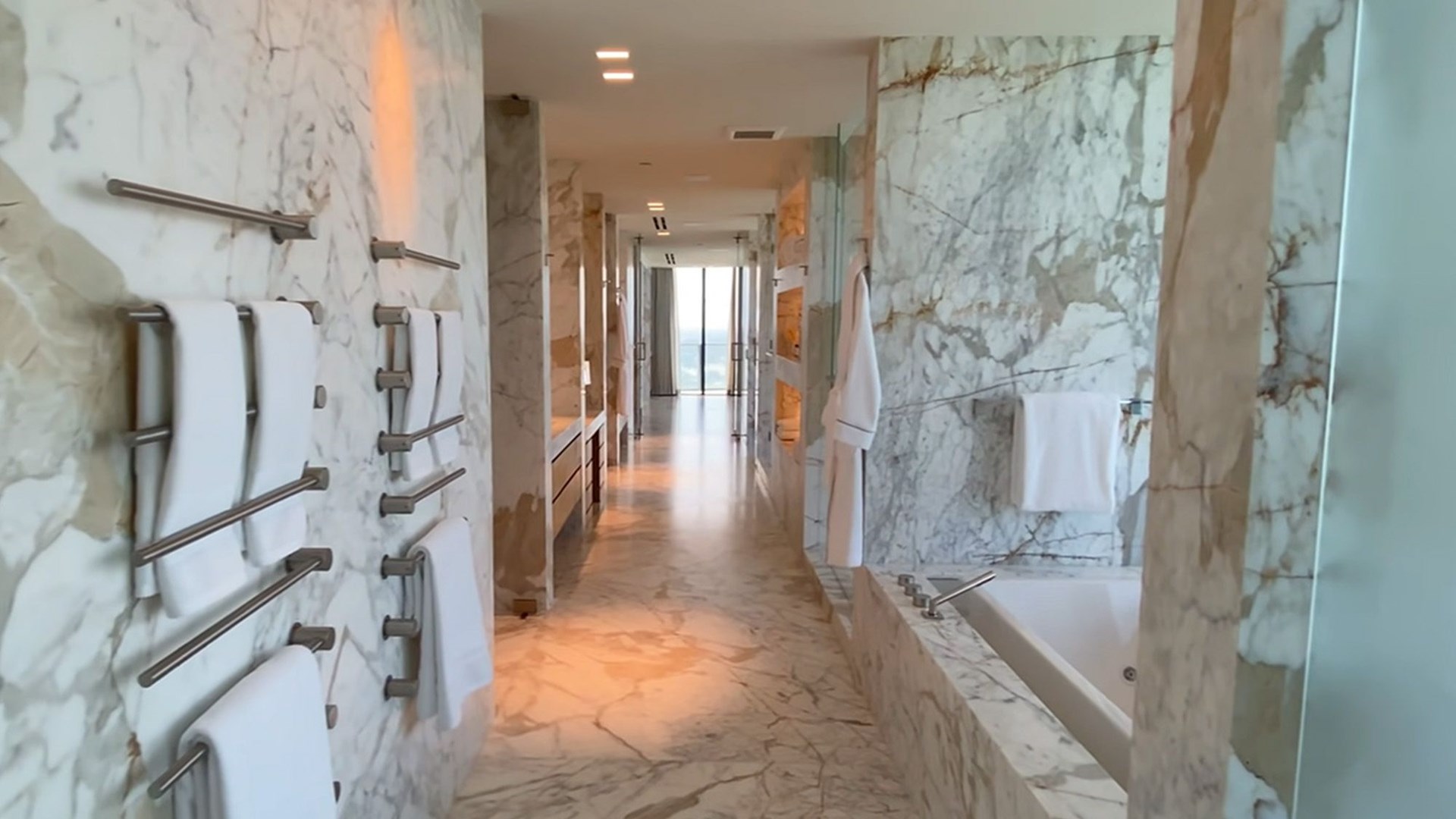 Αυτό το μπάνιο κοστίζει 1 εκατ. δολάρια – Η ξενάγηση που “κόβει” την ανάσα – ΒΙΝΤΕΟ