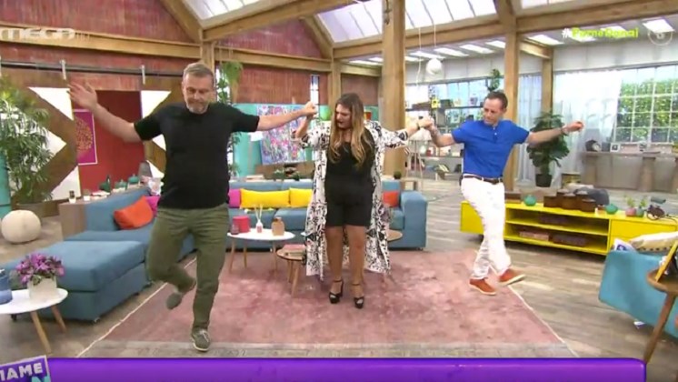 Το τσάμικο του Απόστολου Γκλέτσου στο στούντιο – Πέταξε το μικρόφωνο και το έριξε στον χορό