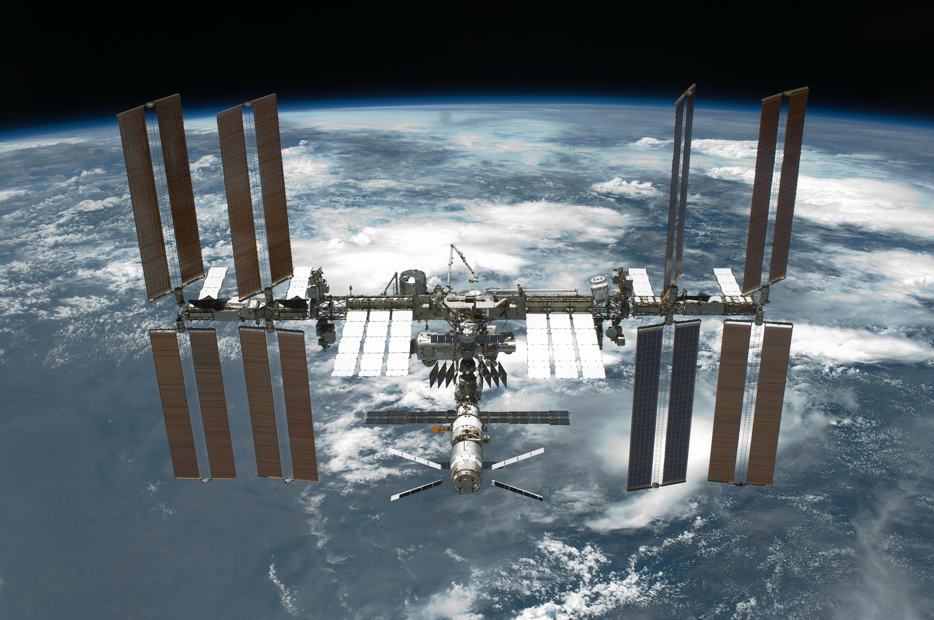 “Άγνωστο” αντικείμενο κινείται προς τον Διεθνή Διαστημικό Σταθμό – Τι αναφέρει η Ρωσία