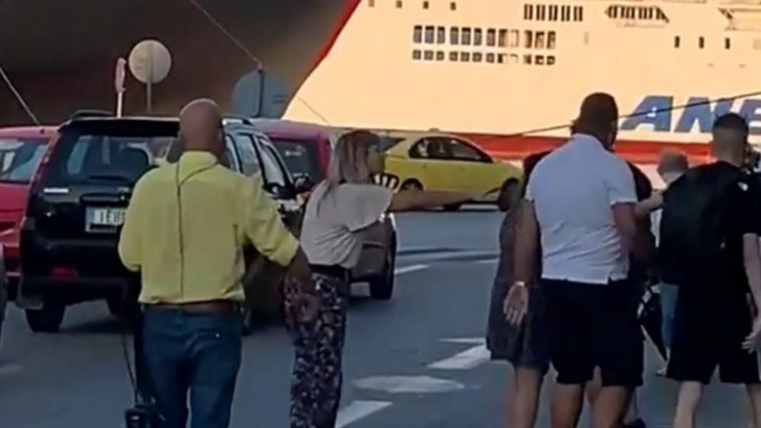 Σάλος στο Twitter από την επίθεση εικονολήπτη του ΣΚΑΪ σε πολίτη στο λιμάνι του Πειραιά